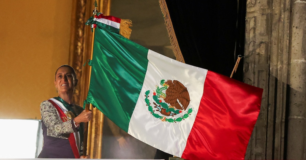¡Claudia Sheinbaum Hace Historia! Primera Mujer en Dar el Grito de Independencia desde el Palacio Nacional en Medio de Multitud y Bajo la Lluvia