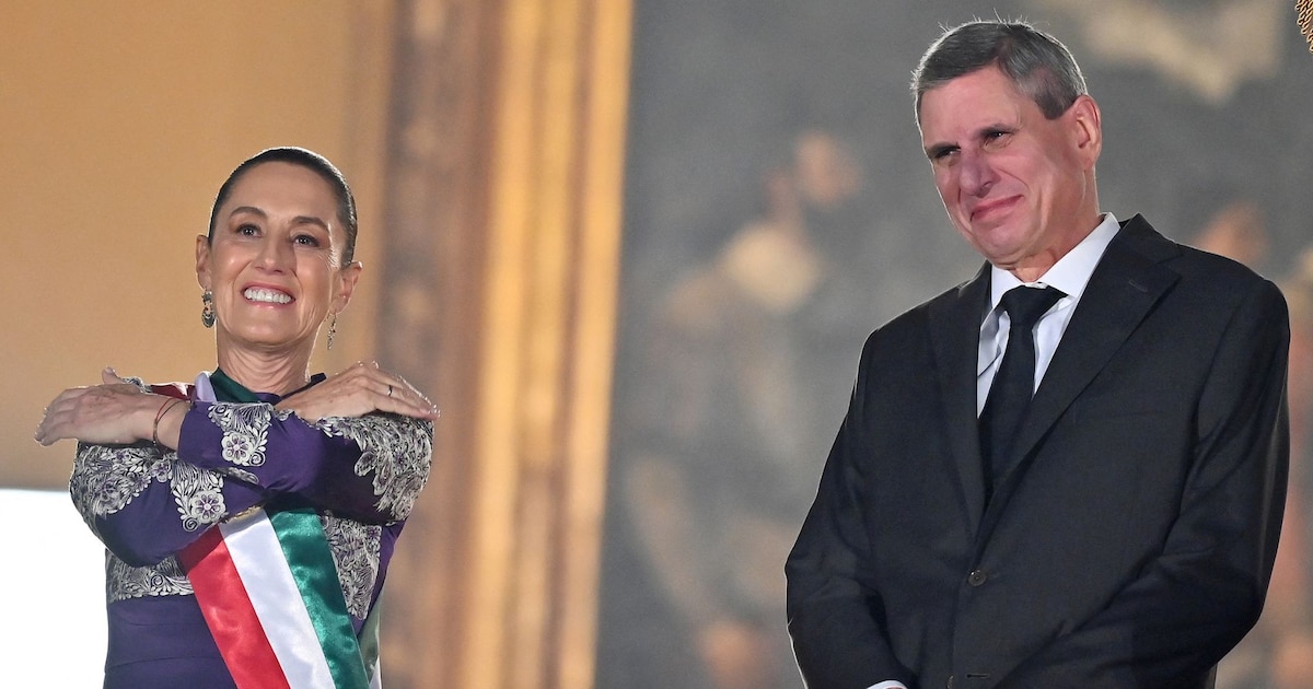 ¡Histórico! Claudia Sheinbaum en su primer Grito de Independencia como Presidenta, acompañada por su misterioso esposo Jesús Tarriba, roba miradas en el balcón de Palacio Nacional