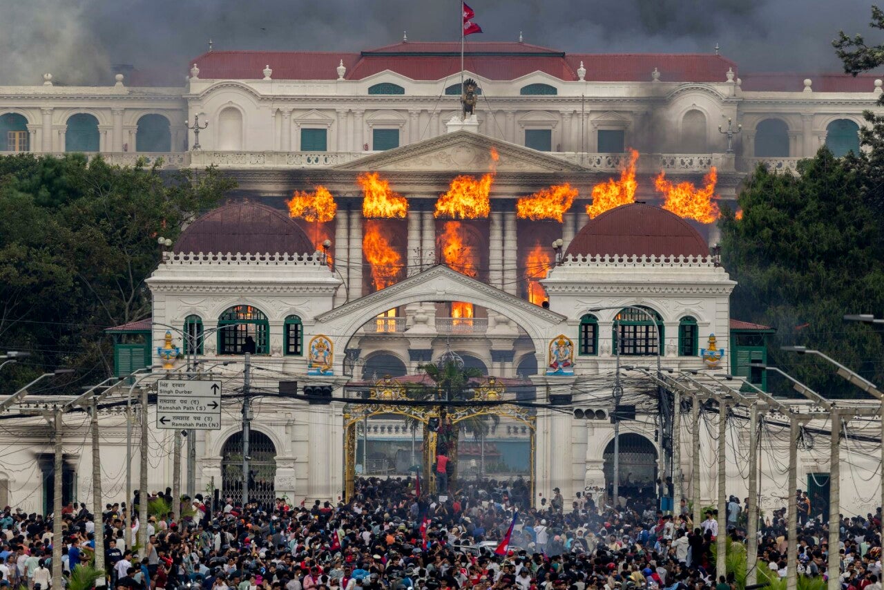 Gobierno nepalí prohíbe Facebook, YouTube y otras redes: chispa que desata protestas mortales»