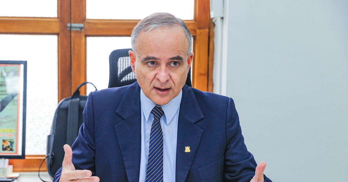 Funcionario de Energía apoya a Santiváñez y Arana con comentario machista