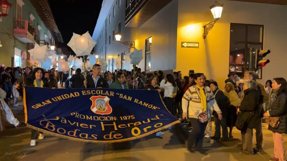 Espectacular desfile de antorchas en Cajamarca celebra los 194 años del Colegio San Ramón con colorido y tradición
