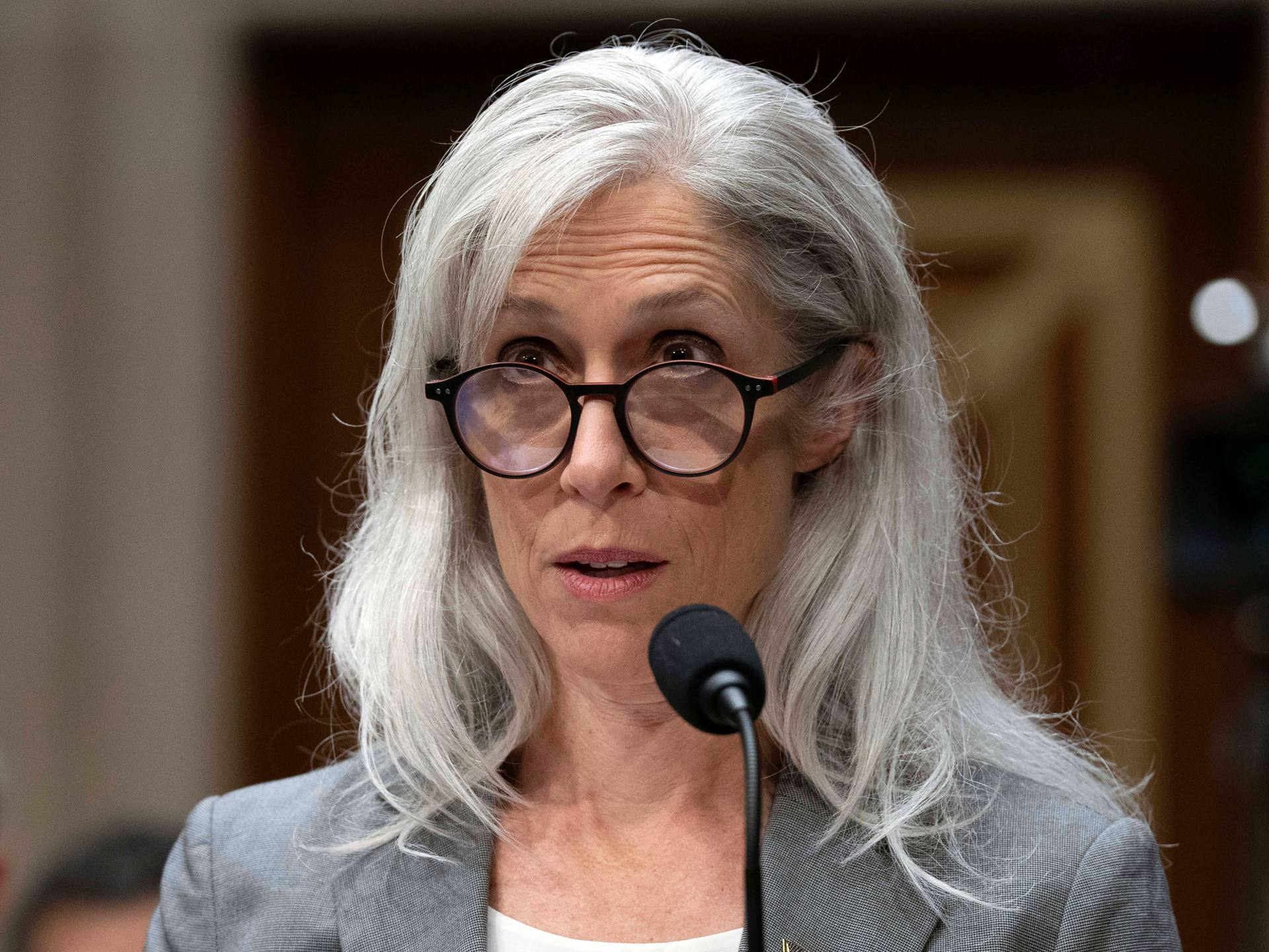 Ex-CDC Director denuncia ser despedida por negarse a aprobar todas las recomendaciones de vacunas en plena controversia sobre el liderazgo de RFK Jr.