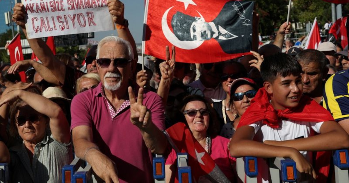 Turquía: Arrestan y suspenden alcalde opositor del CHP en medio de acusaciones de corrupción y campaña contra la oposición