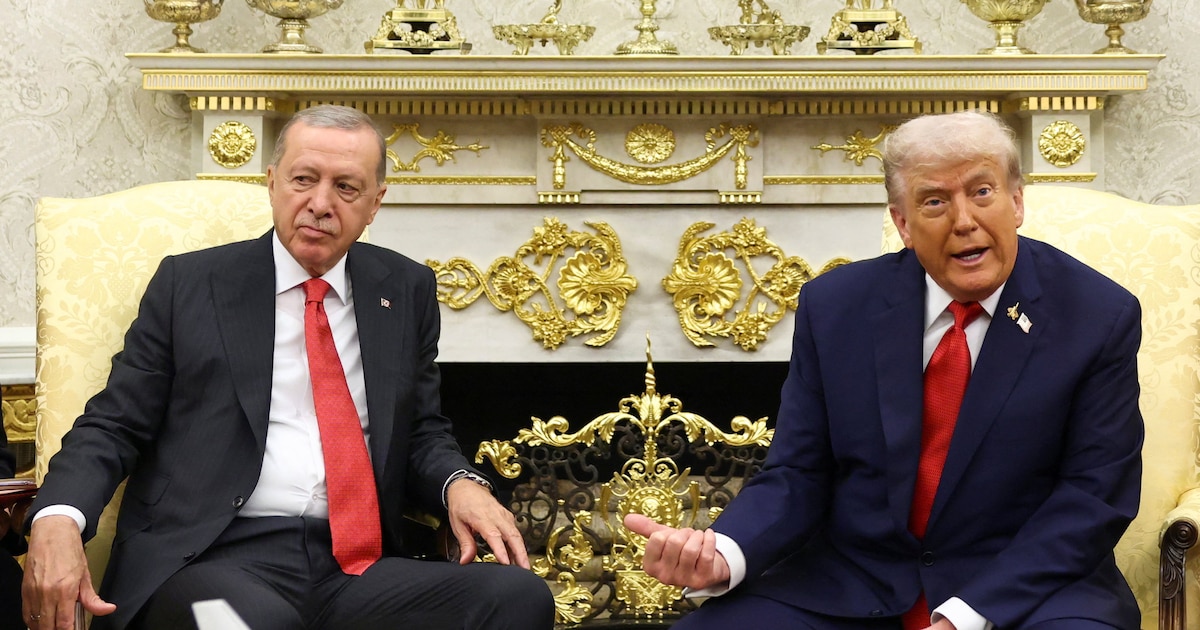 Trump exige a Erdogan que deje de comprar petróleo ruso y amenaza con levantar sanciones por el conflicto en Ucrania