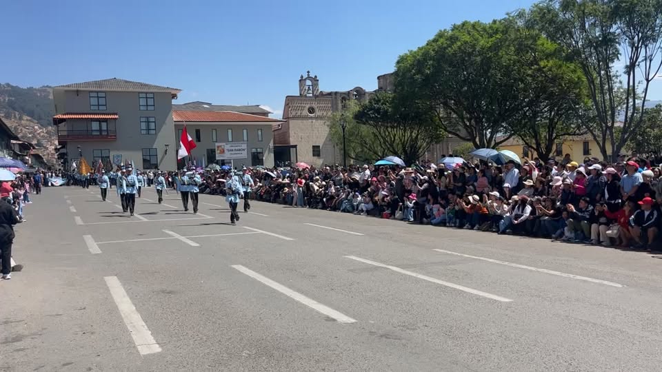 Celebran con entusiasmo el desfile de promociones del colegio San Ramón en Cajamarca, mostrando orgullo y tradición