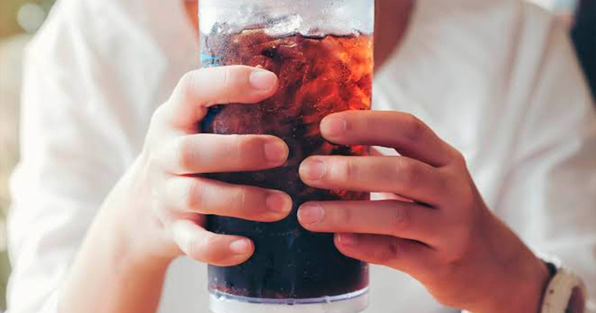 ¡El 63% de los adultos en EE.UU. consume refrescos a diario y enfrenta riesgos mortales para su salud!