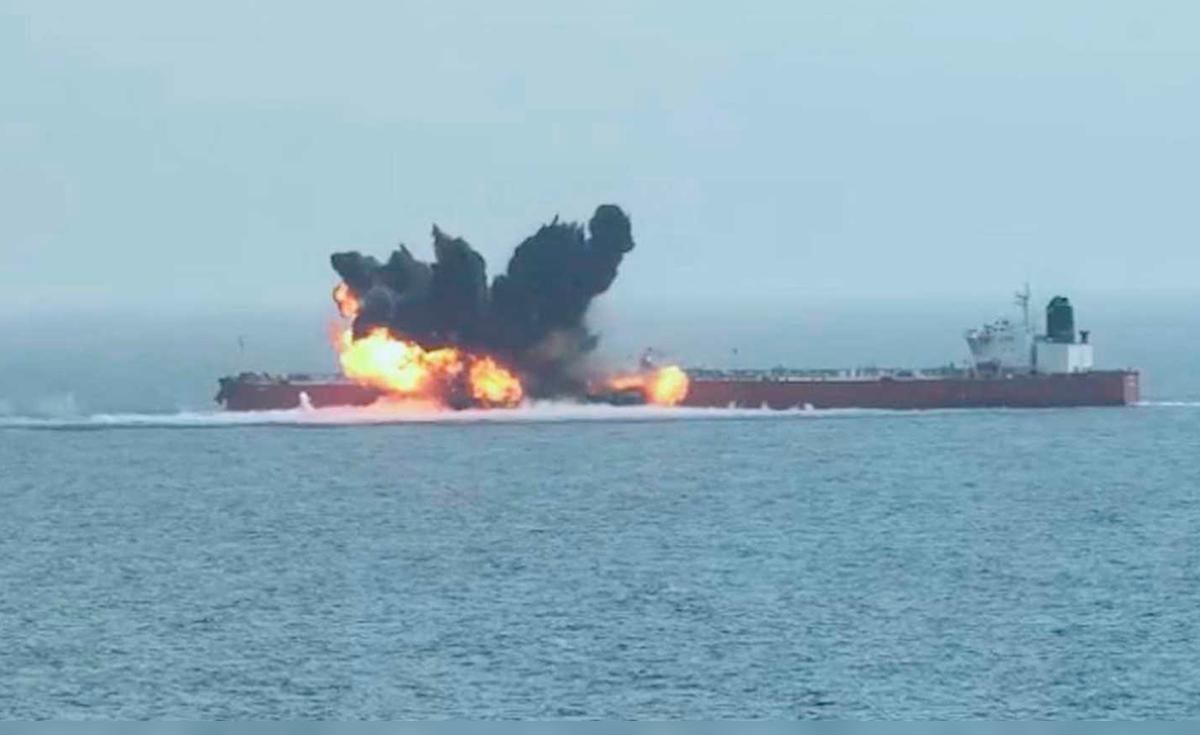 Ataque en el mar Rojo: Buque mercante impactado por proyectil provoca incendio cerca de Yemen