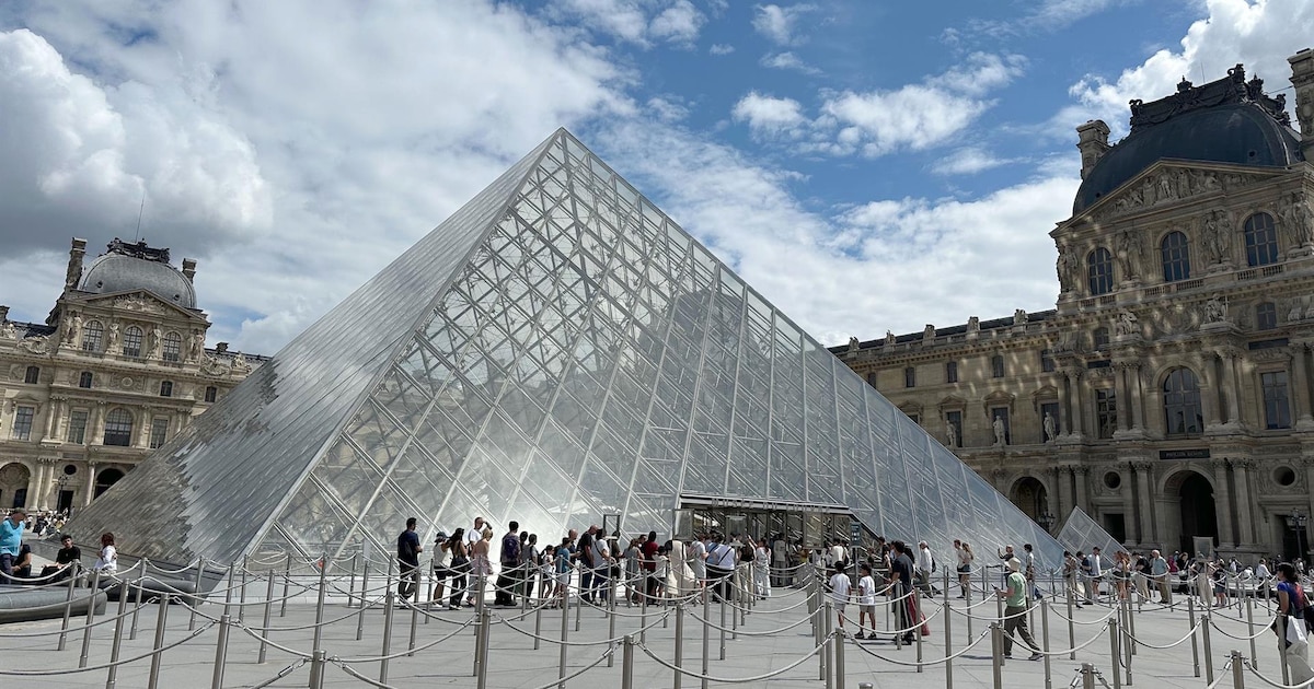 Museo del Louvre en París cerrado tras robo de joyas de la corona francesa