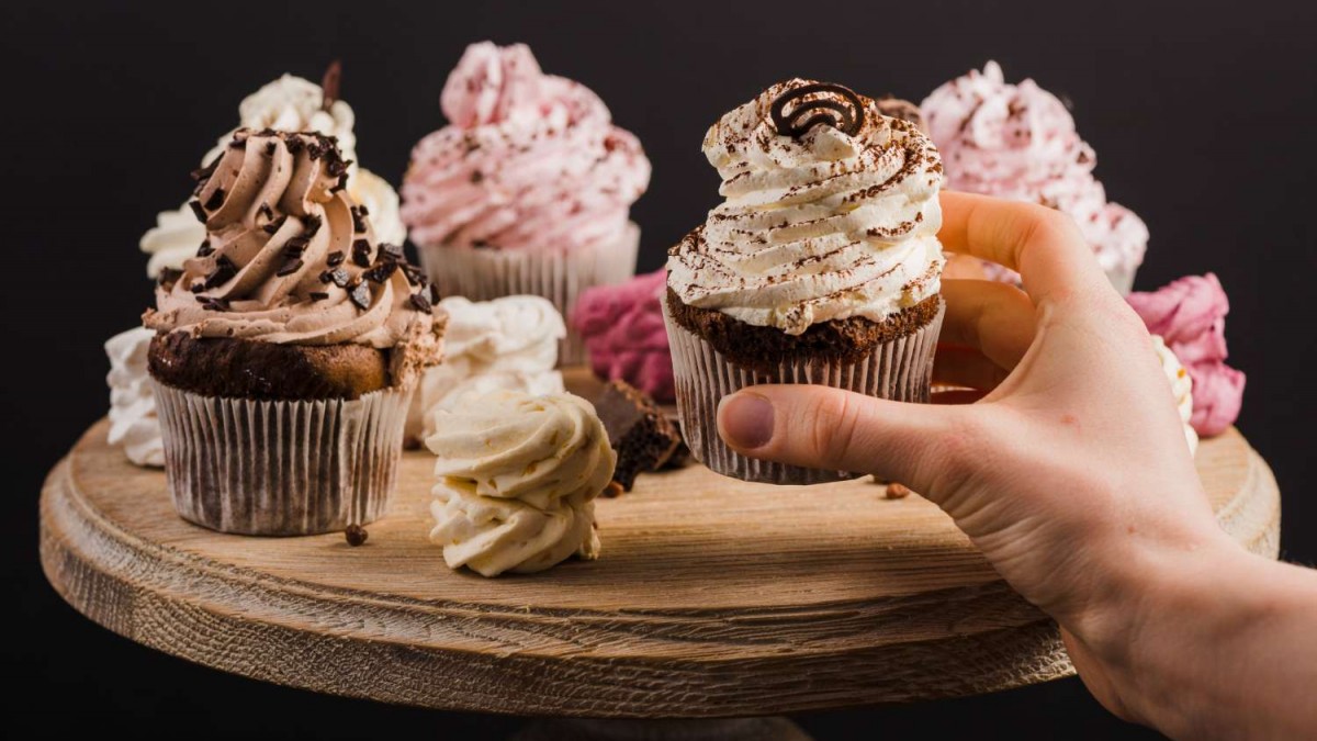 ¡Empleados en la cuerda floja! Megaempresa despide a cocinero por comerse pasteles y rompe su carrera tras 31 años