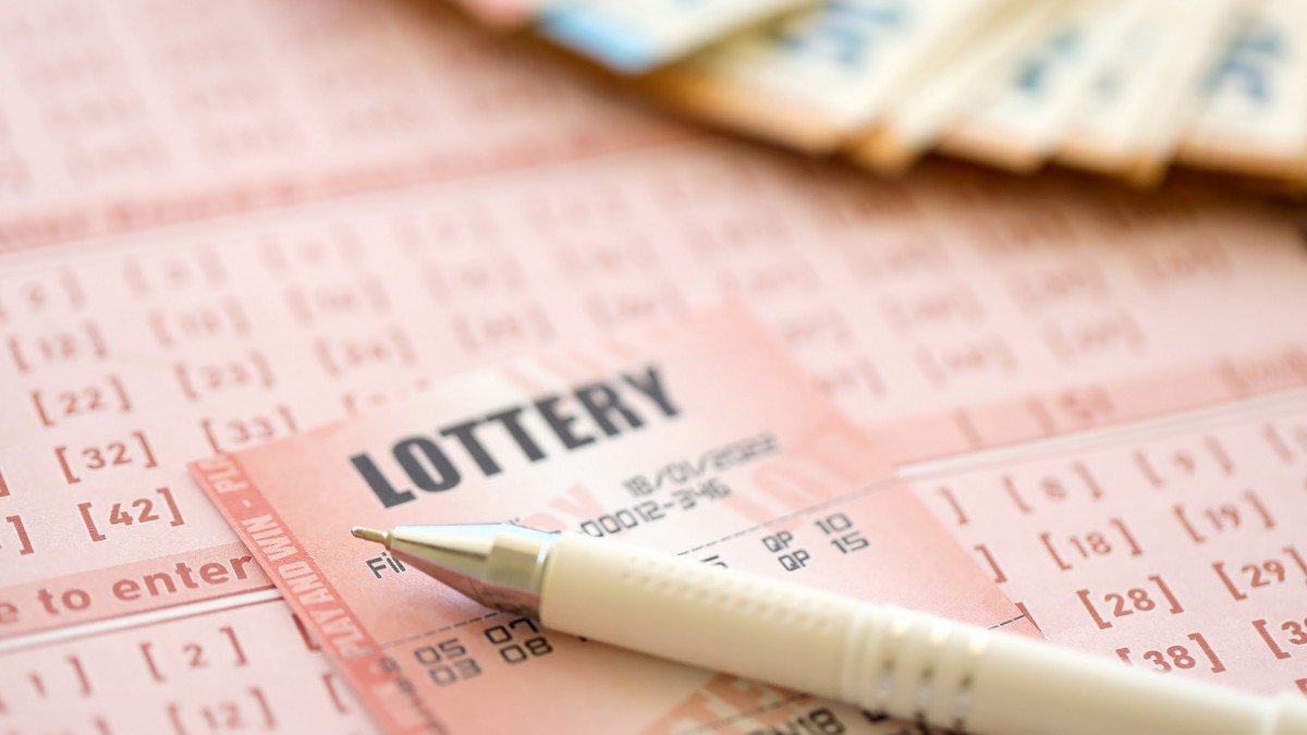 ¡Increíble: Abuelo usa las fechas de cumpleaños de sus nietos y gana 50.000 USD en la lotería!