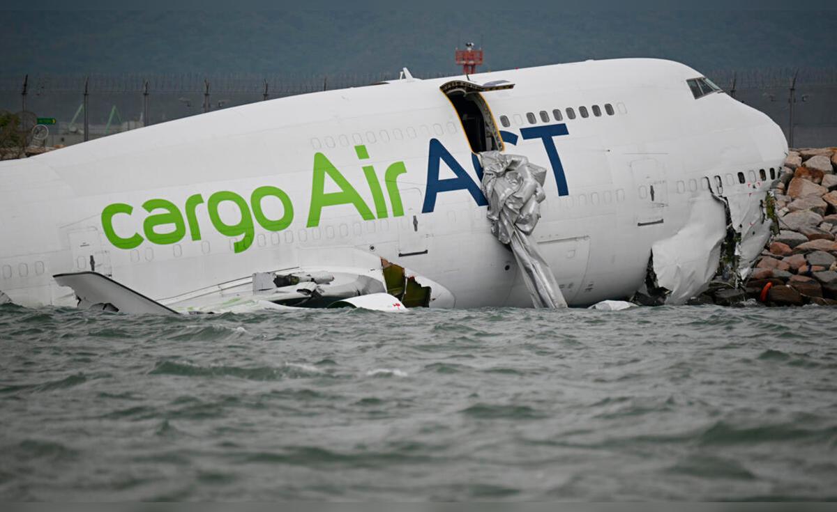 Accidente mortal en Hong Kong: avión de carga se sale de pista, arrolla vehículo y deja dos operarios muertos