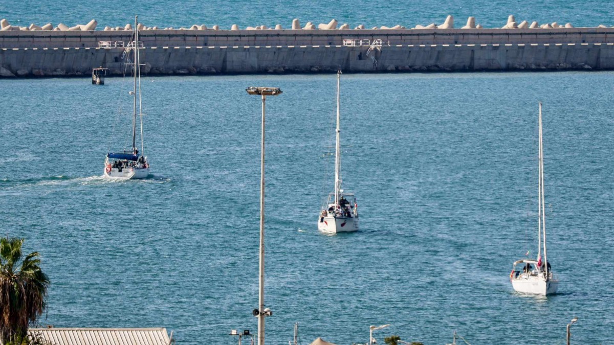 ¡Israel detiene y deporta a activistas y ayuda humanitaria en flotilla que busca romper el bloqueo en Gaza!