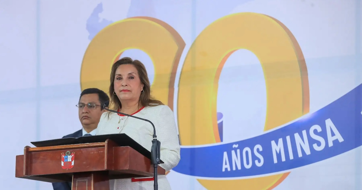 Dina Boluarte acusa a sus críticos de negacionistas y advierte sobre su participación en las elecciones 2026