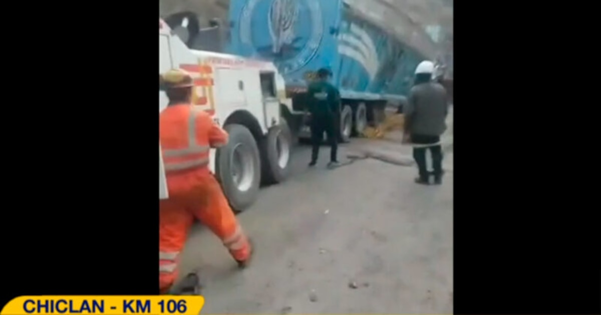 Accidente en la Carretera Central: tren impacta camión y deja hinchas de la “U” varados