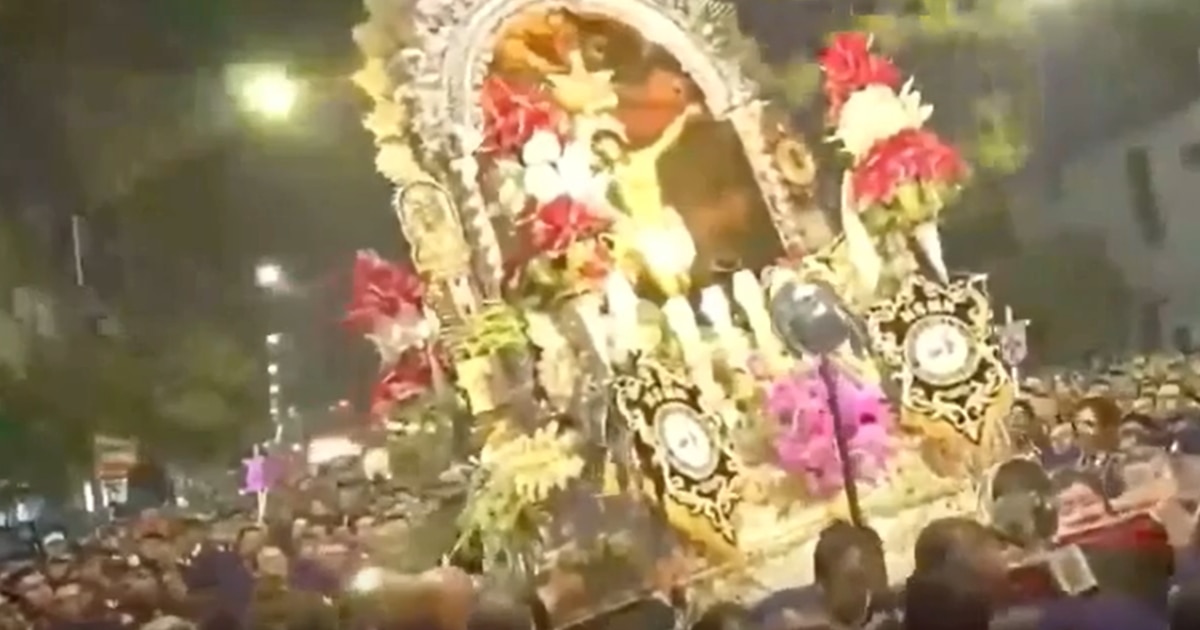 Casi cae durante la procesión del Señor de los Milagros en el Centro de Lima