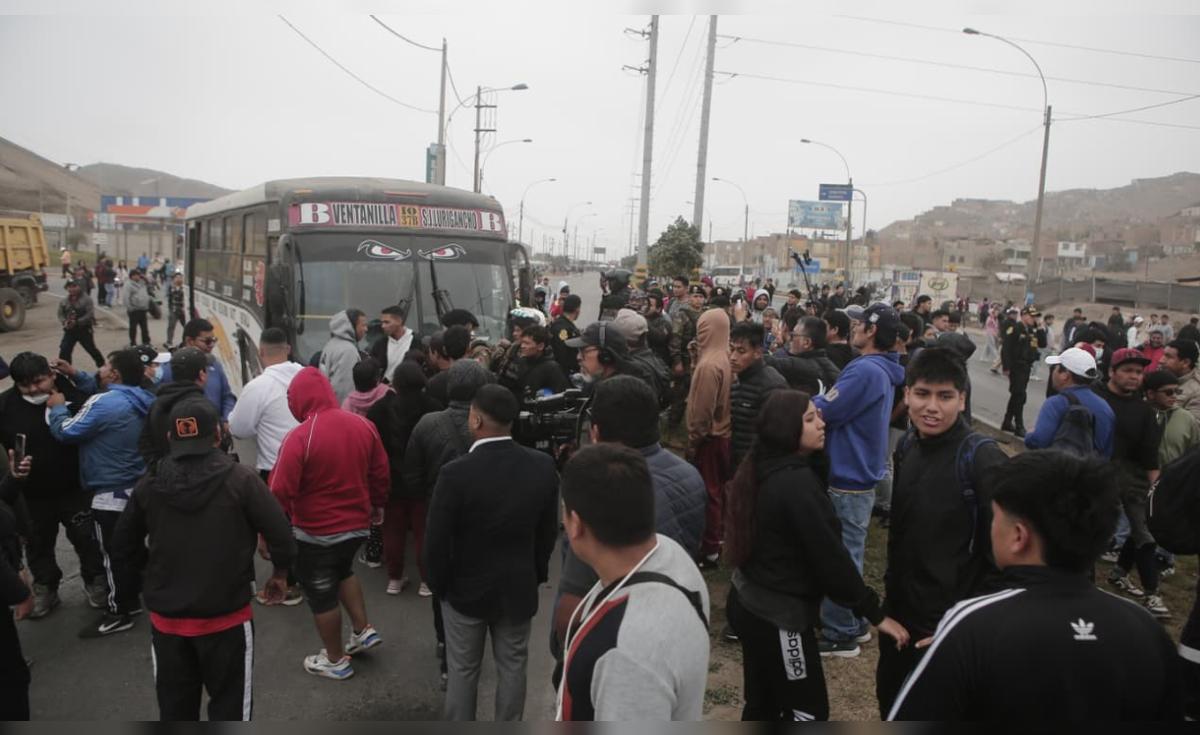 Transportistas en Callao bloquean vías tras muerte de conductor en enfrentamientos