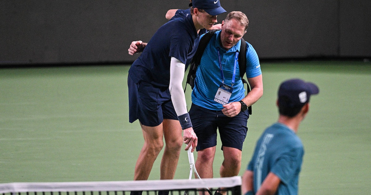 Sinner se retira lesionado en Shanghái y cede la cima del ATP a Alcaraz