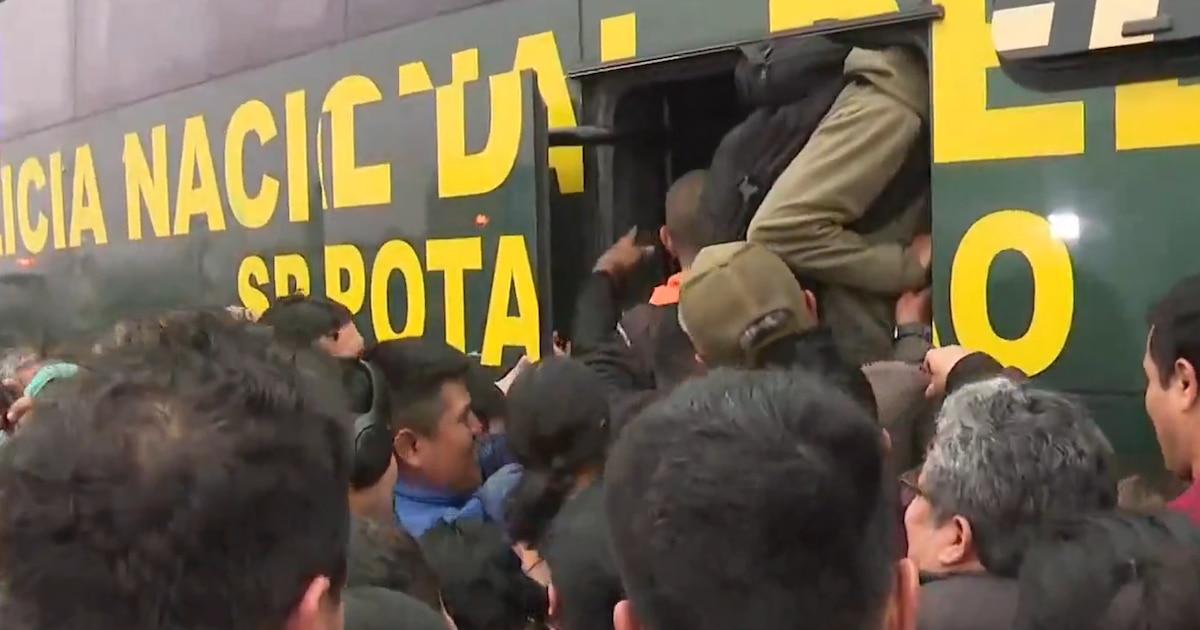 Paro de transportistas genera largas filas y pasajeros colgados en buses informales
