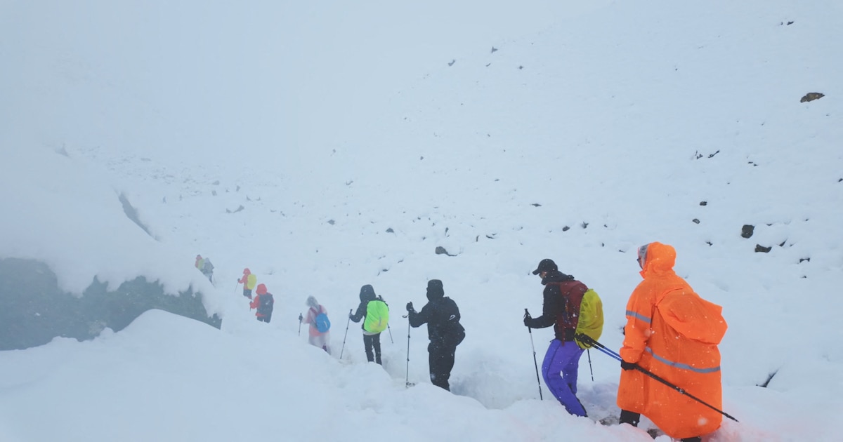 Cientos de montañistas atrapados en el Everest tras feroz tormenta de nieve: operación de rescate en vivo