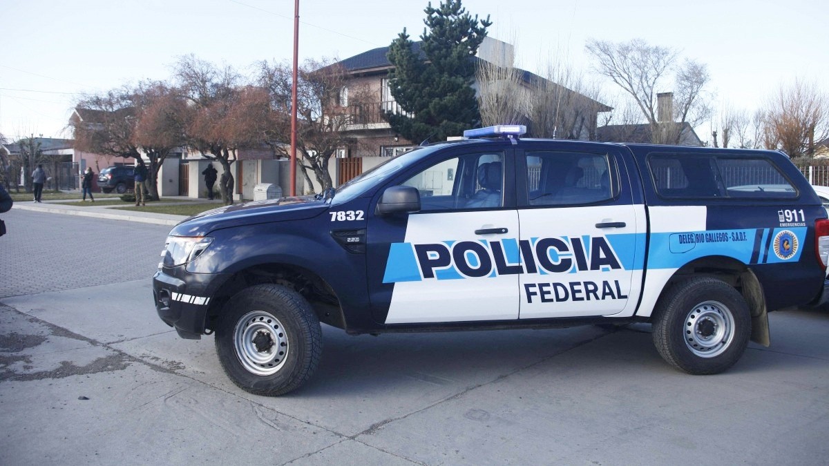 ¡Escándalo en Argentina! Médico de 82 años acusado de ser víctima de su propia hija en una millonaria trama de engaños y privación de libertad