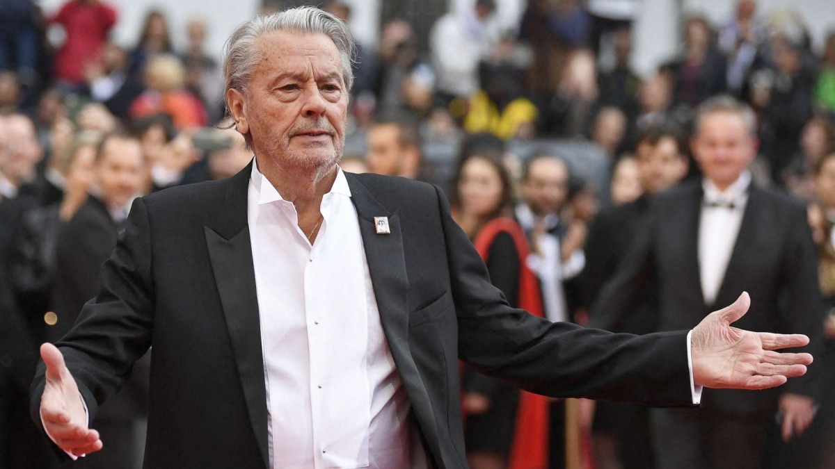 ¡Escándalo en Francia! La última voluntad de Alain Delon genera debate: ¿deberían sacrificar a su perro para estar juntos en la eternidad?