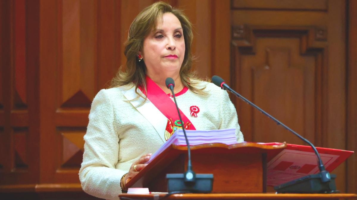 ¡Dina Boluarte destituida! Perú en crisis: Congreso la remueve por incapacidad moral en medio de violencia