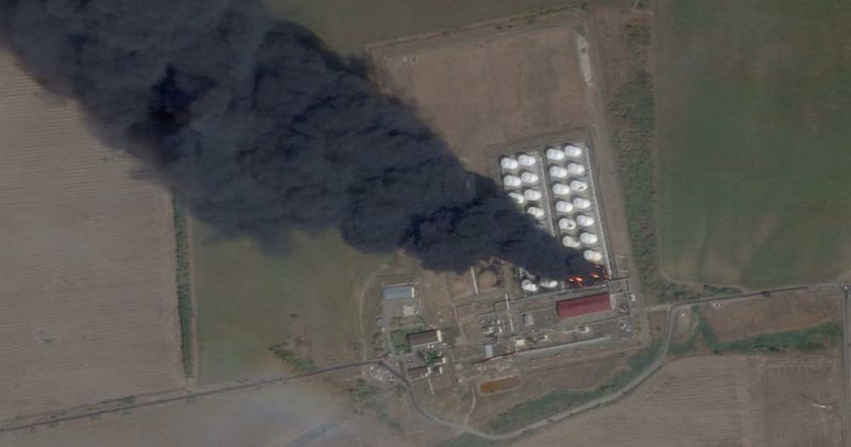 Ucrania ataca terminal petrolera en Crimea y provoca incendio en base militar clave