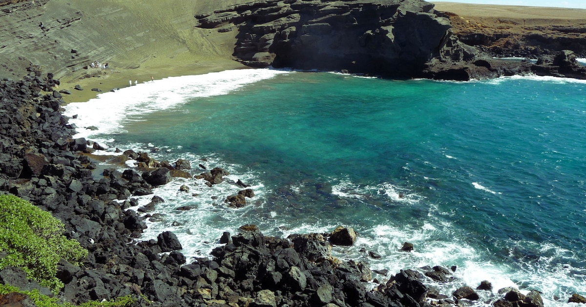 ¡Increíble! Solo Cuatro Playas en el Mundo Tienen Arena Verde Permanente por Olivino