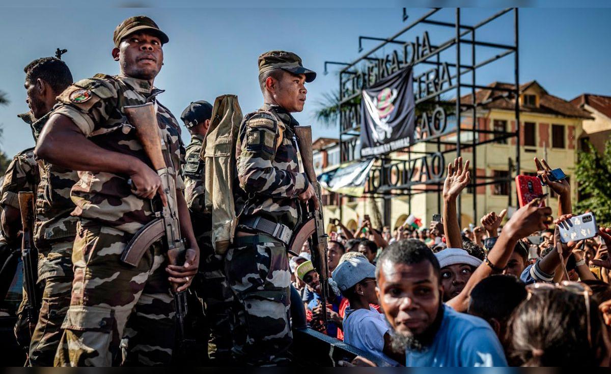 Militares toman el control en Madagascar tras huida del presidente Rajoelina en medio de grave crisis política