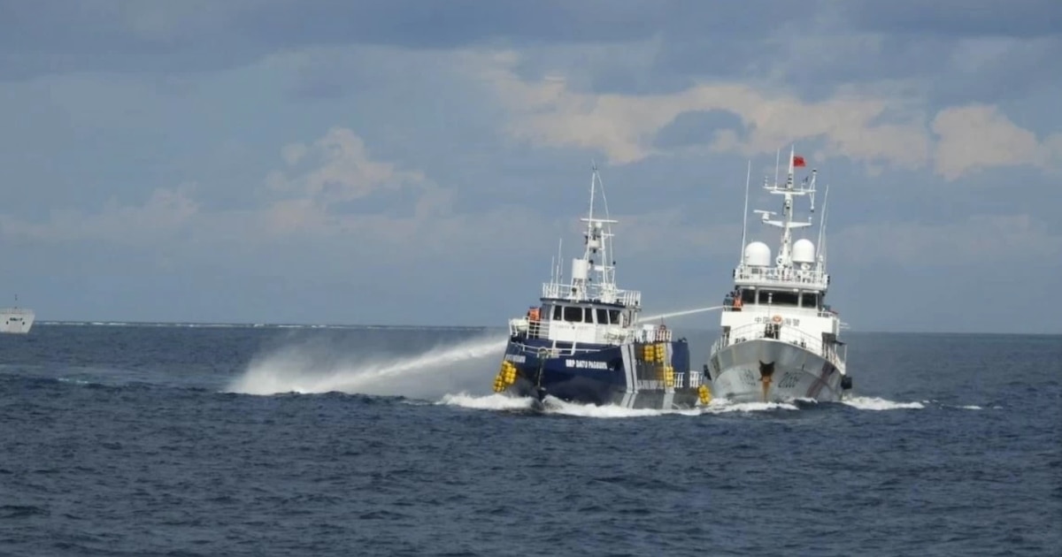 China dispara cañón de agua y embiste buque filipino en disputa en la Isla de Thitu