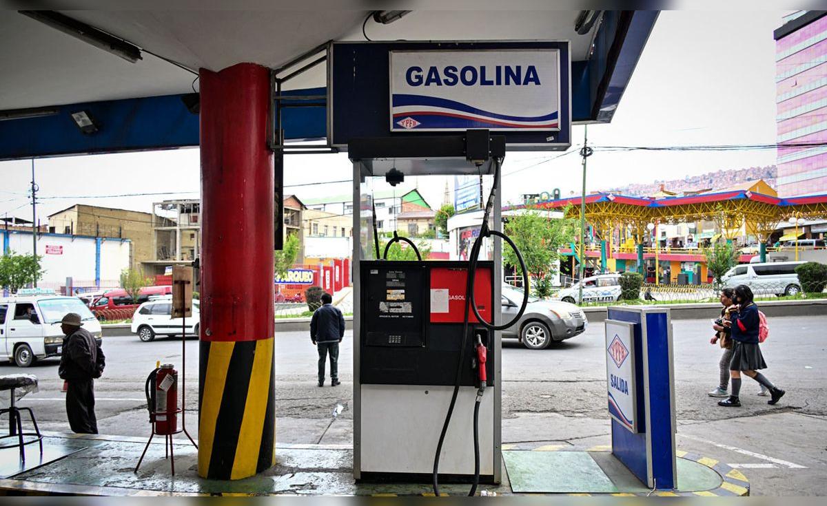 Escasez de combustible en Bolivia atrasa la distribución electoral y amenaza la segunda vuelta presidencial
