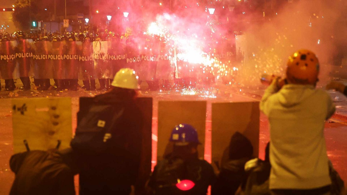 ¡Violencia en Lima! 75 heridos en manifestación contra el gobierno y el Congreso