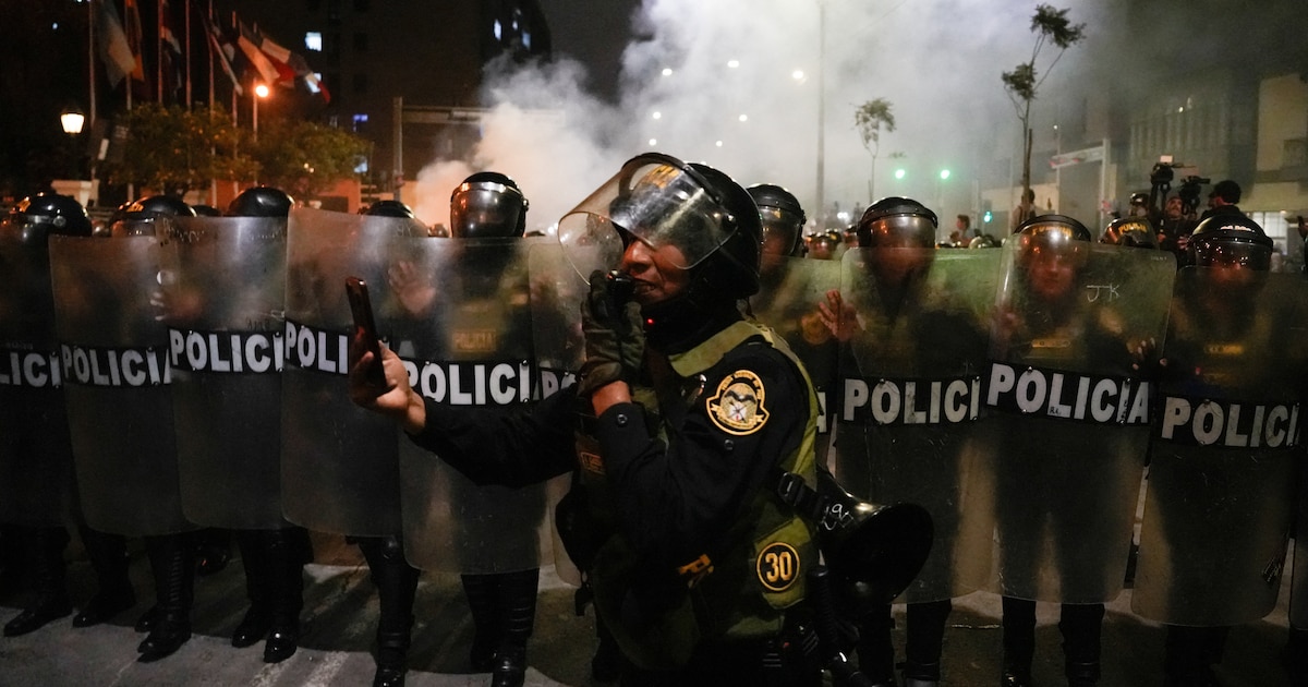 Óscar Arriola, jefe de la PNP, advierte: «Usaremos la fuerza contra manifestantes que buscan a Inti y Bryan