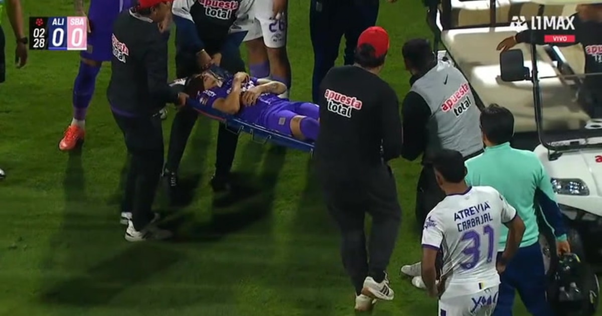 Kevin Quevedo es trasladado en ambulancia tras fuerte choque en Alianza Lima vs Sport Boys