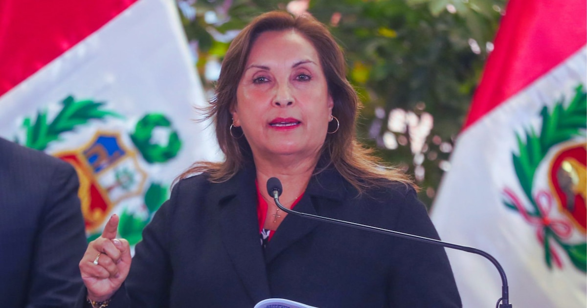 Alcalde denuncia que Dina Boluarte prohibía celulares en reuniones en Palacio