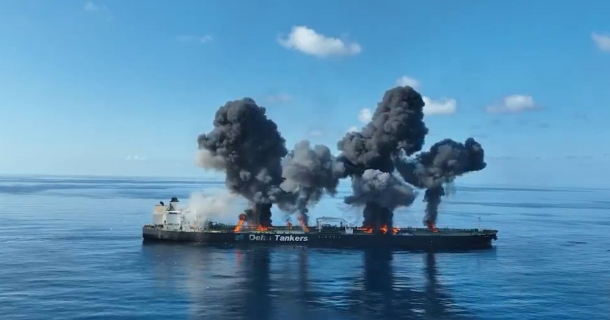 Incendio en buque mercante en el Mar Rojo tras ataque cerca de Yemen