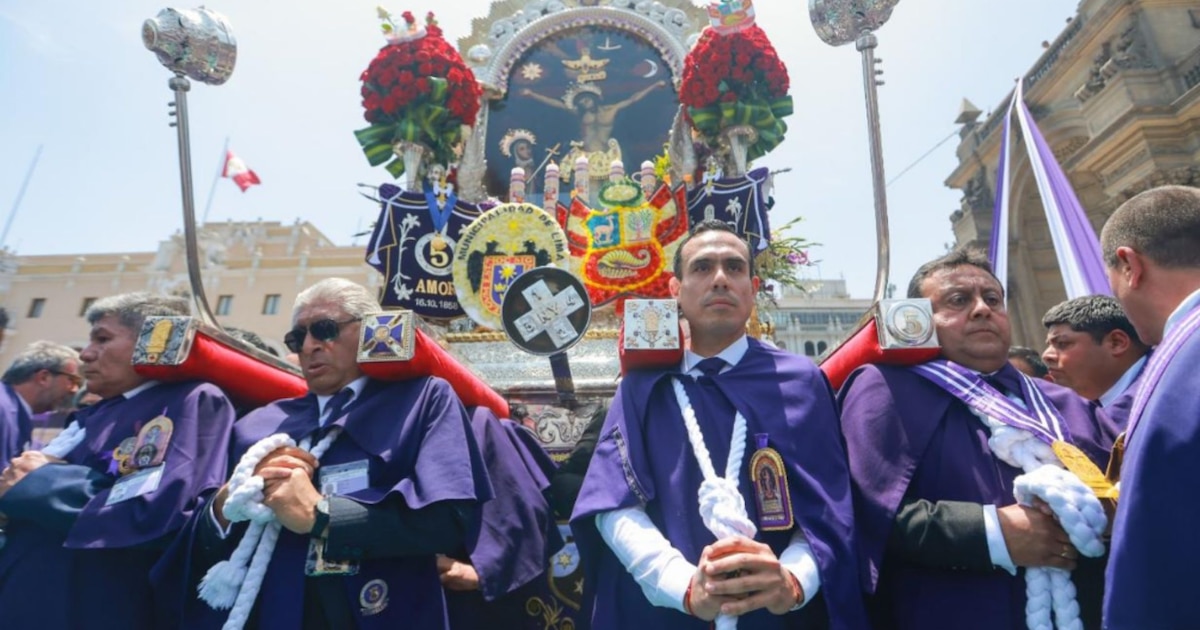 Presidente José Jerí llevó el anda del Señor de los Milagros en visita del ‘Cristo Moreno’ en Palacio