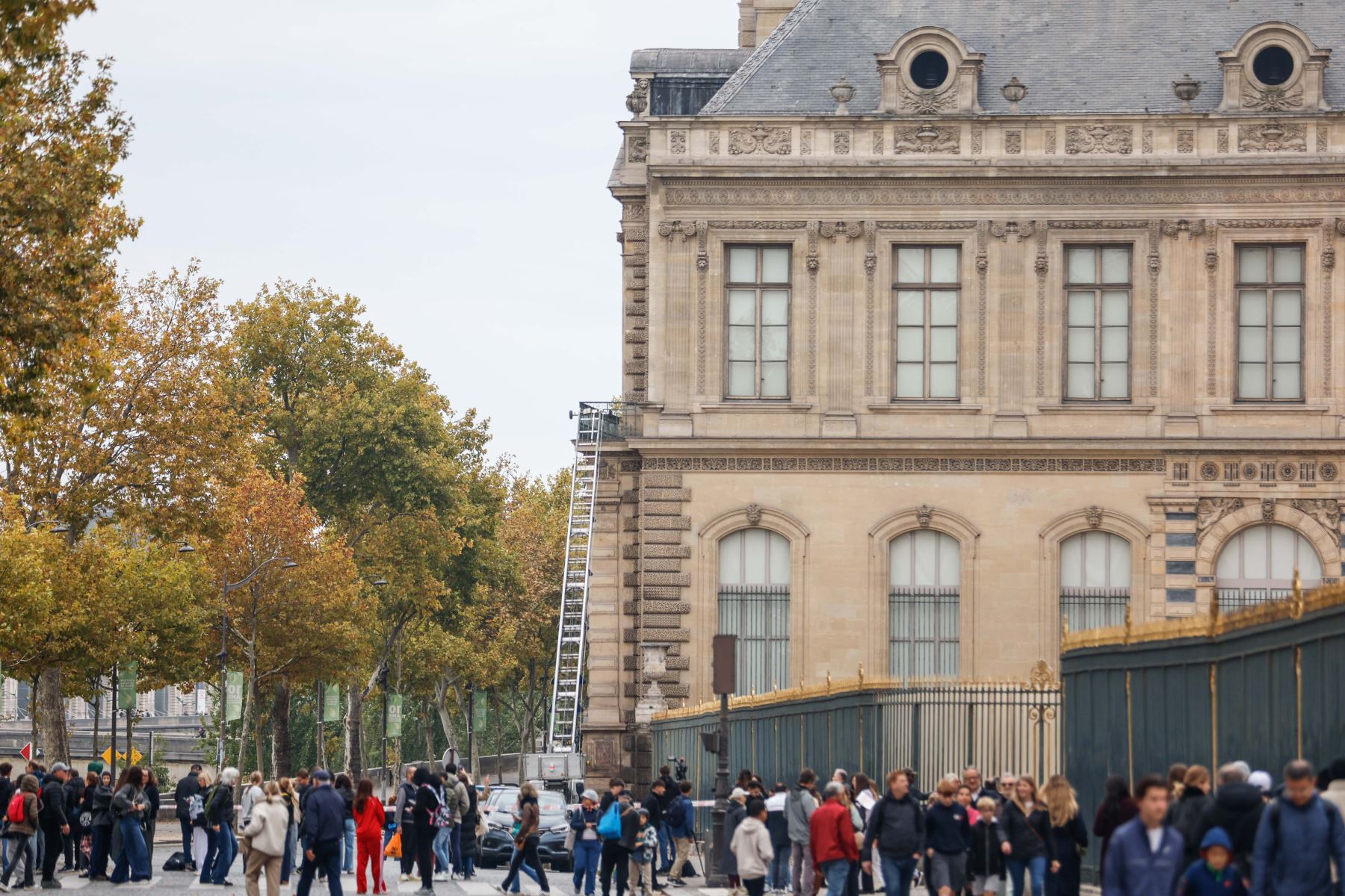 Ladrones profesionales saquean joyas históricas del Louvre en solo siete minutos y dejan parte del botín en su fuga