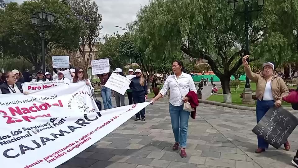 Trabajadores del Programa Nacional Guarmiñán en Cajamarca protestan por mejoras salariales