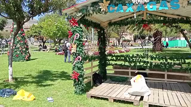 Plaza de Cajamarca se prepara con adornos y luces para Navidad