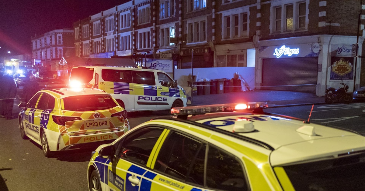 ATENTADO en tren en Cambridge: 10 heridos graves y 2 detenidos en ataque con arma blanca, policía antiterrorista invest