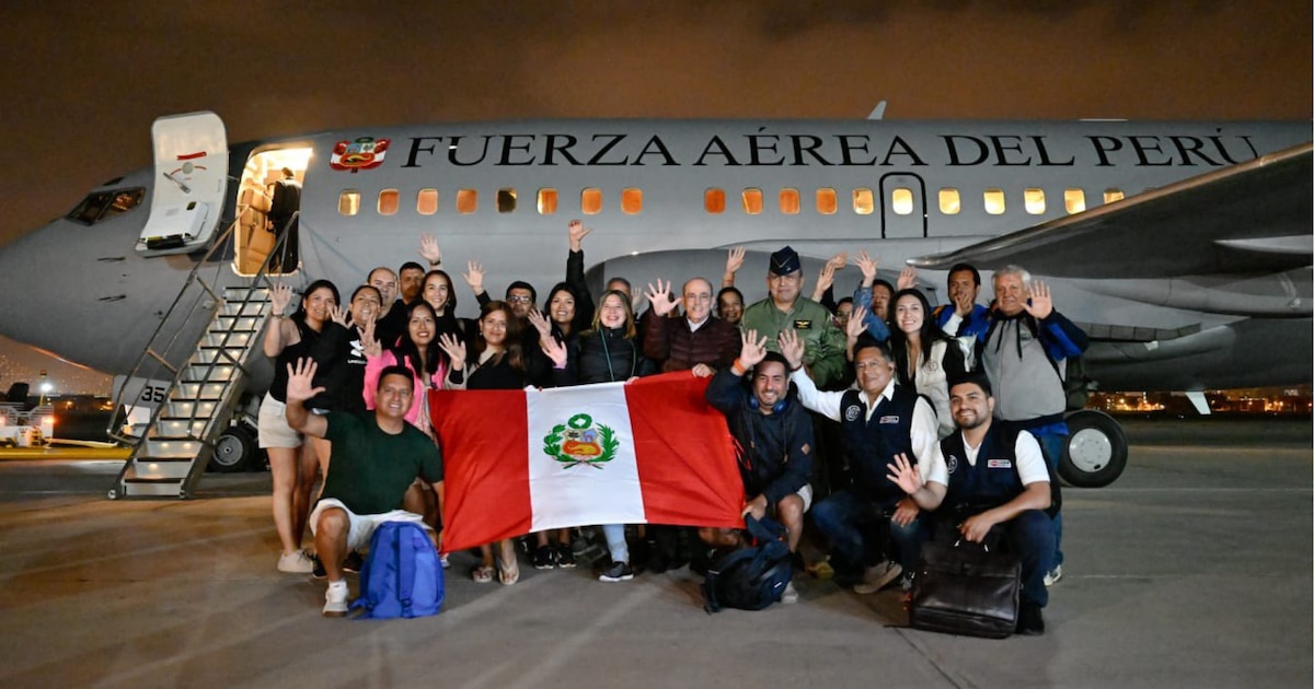 Avión presidencial repatria a 24 peruanos afectados por el huracán Melissa en Jamaica