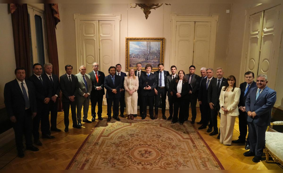Milei negocia con gobernadores en Casa Rosada para impulsar reformas clave pese a triunfo oficialista