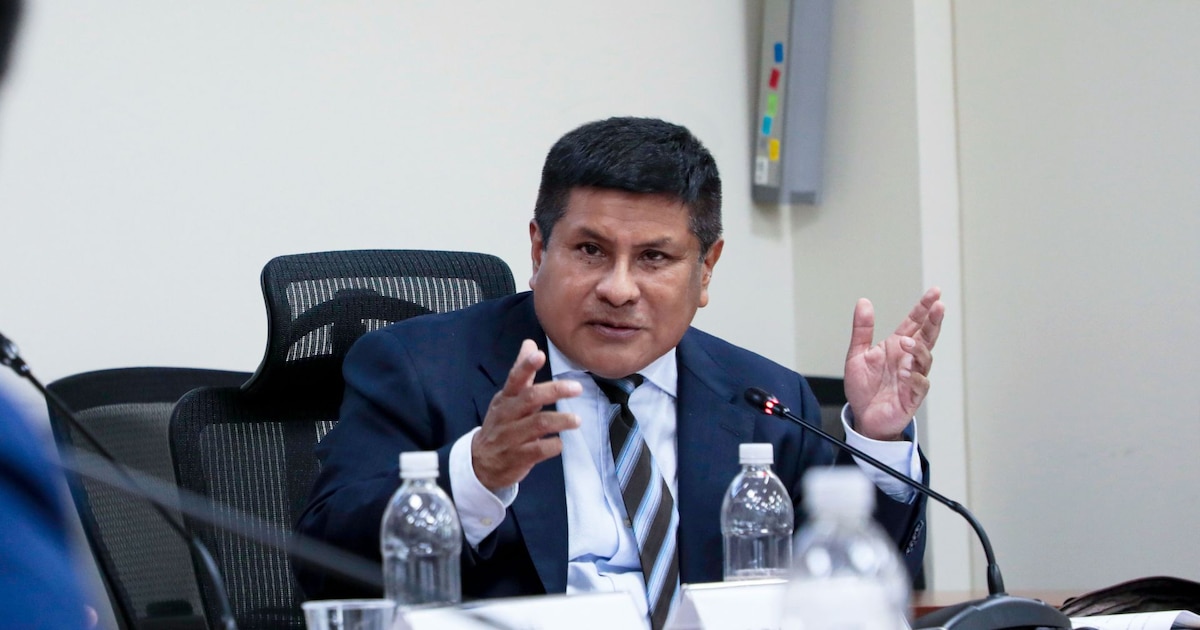 Jefe del INPE niega renunciar tras polémicos audios y anuncia acciones legales contra periodista