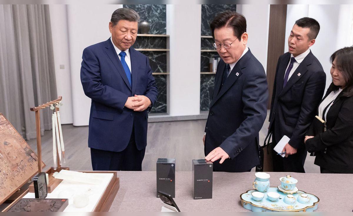 Xi Jinping bromea sobre espionaje en APEC al regalar teléfonos chinos y hacer chiste sobre «puertas traseras