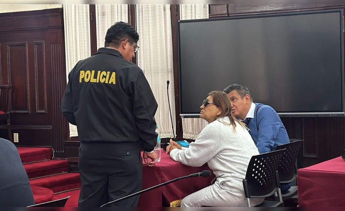 Fiscal suspendida Elizabeth Peralta se presenta ante la justicia tras orden de captura