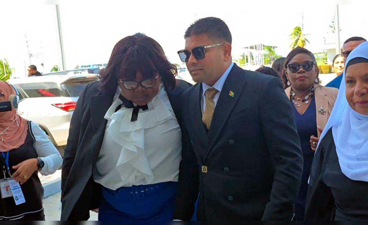 El «Donald Trump de Guyana», en el Congreso tras arresto y solicitud de extradición por fraude y contrabando de oro