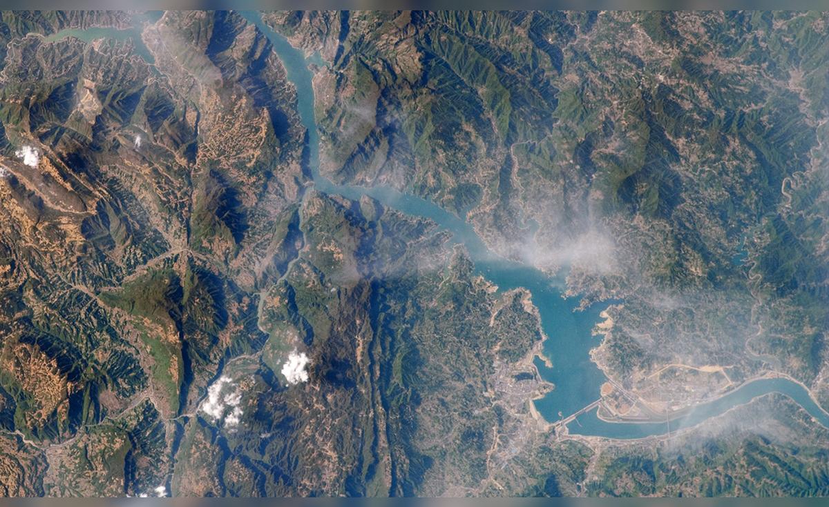 China deja atrás la energía solar y eólica con 11 mil millones de kWh, casi a la altura de la Torre Eiffel