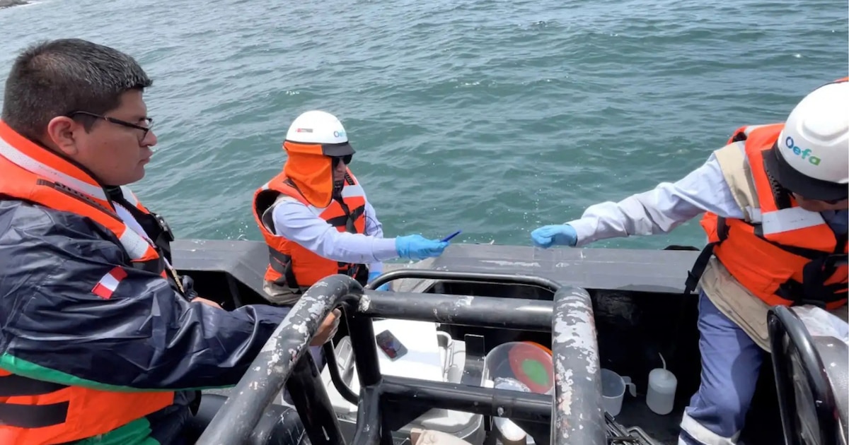 Fiscalía recopila muestras en áreas afectadas por derrame de Repsol para analizar contaminación ambiental