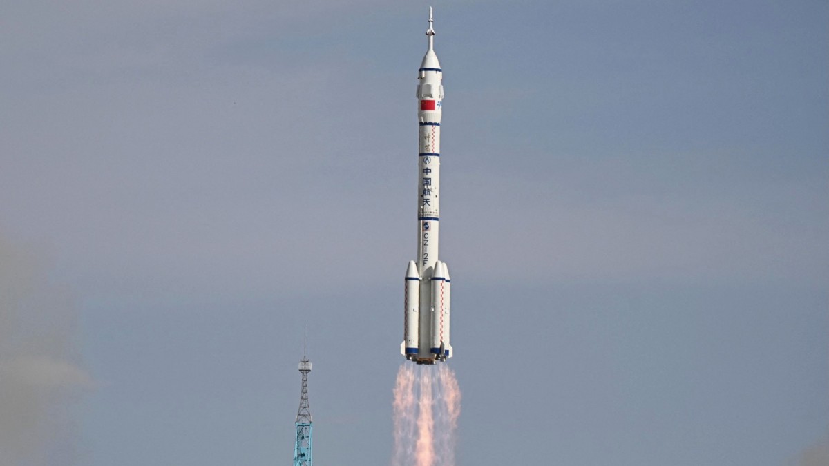 ¡Astronautas chinos en peligro! Naves atrapadas por restos espaciales y regreso indefinido